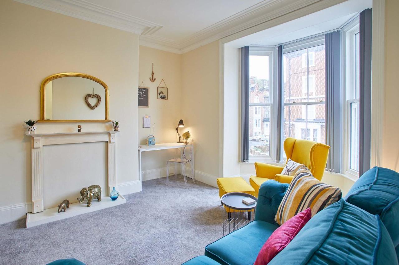 Host & - The Funky Robin Apartment